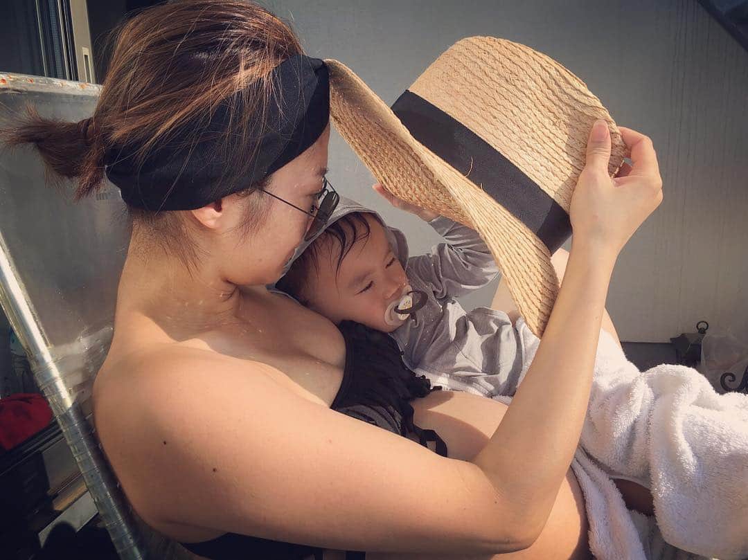 加織のインスタグラム：「お外でお昼寝きもちーね👶🏻☀️」