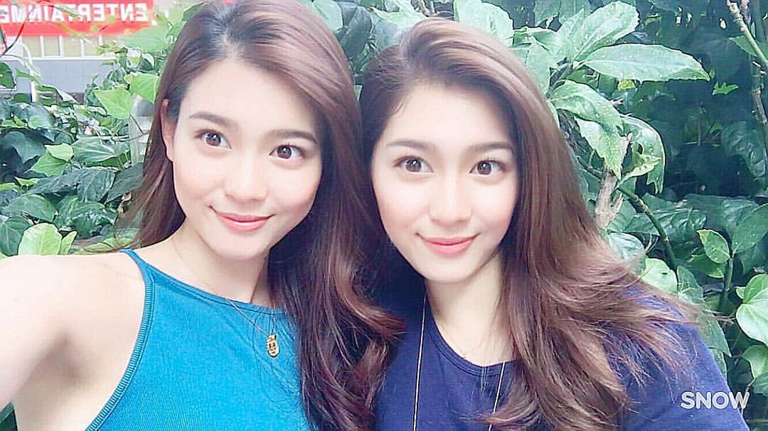 湯浅喬子のインスタグラム：「山の日はまりなと♡笑 相変わらずスタイル抜群👏 snowで二人ともまりなの顔になった😂双子だったらこんな感じ？😂 #love #cute #⛰ #osaka#golf女子#ゴルフ#ゴルフ女子#双子」