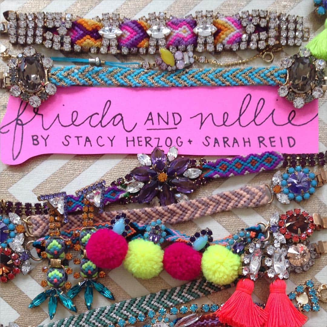 フリーダ＆ネリーのインスタグラム：「Making jewels! #friedaandnellie #FriendshipBracelets」