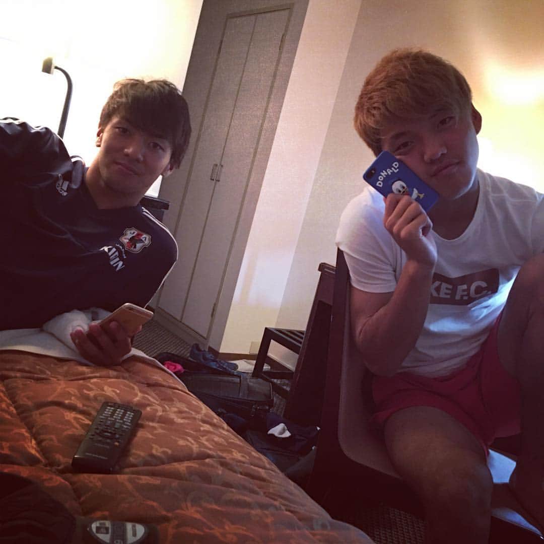のインスタグラム：「#堂安律  #神谷優太  合宿きてます。右やんちゃすぎ。左、反対からよんだ名前がたうゆ。 明日からまた練習、頑張りましょう！」