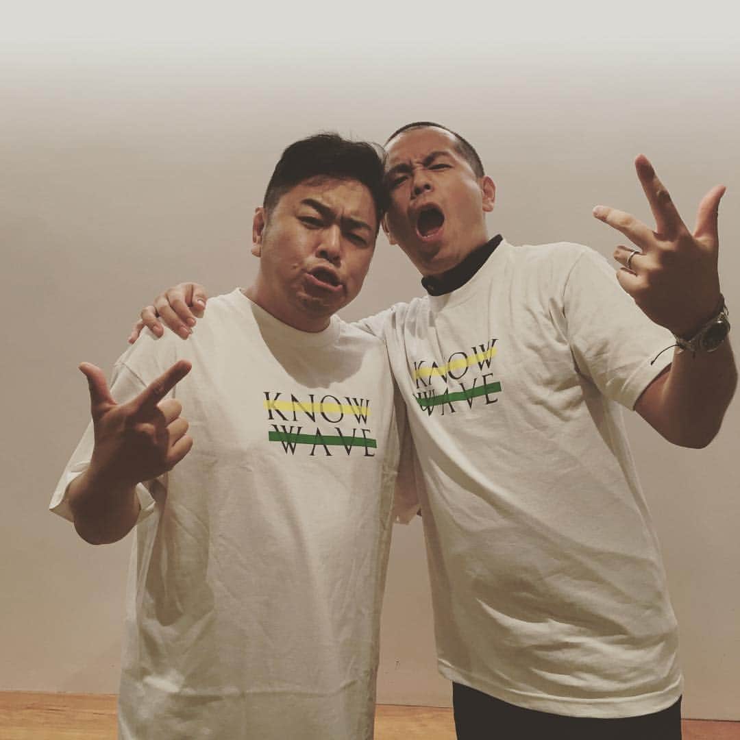 大地洋輔さんのインスタグラム写真 - (大地洋輔Instagram)「トシの誕生日プレゼントに KNOW WAVEのTシャツをあげました。 で、自分自身にも同じものをプレゼント。 結果お揃い（笑） トシ誕生日おめでとうー！  #タカアンドトシ #トシの誕生日 #KNOWWAVE」7月19日 13時55分 - dienoji_ohchi