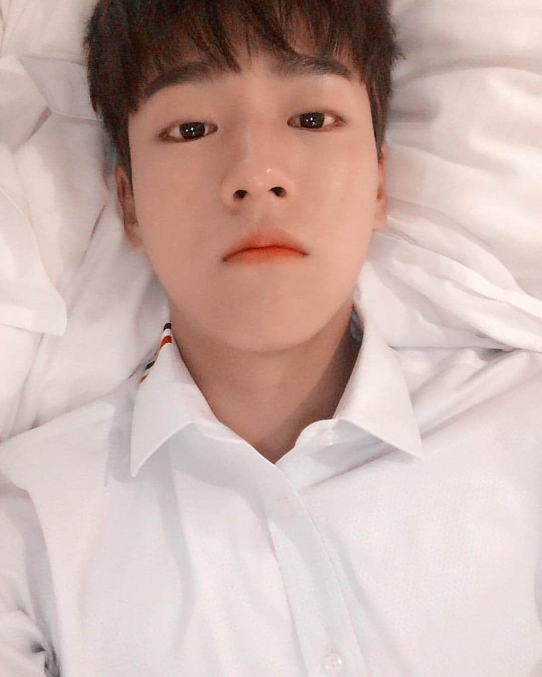 イ・ヒョヌのインスタグラム：「졸려 😥」
