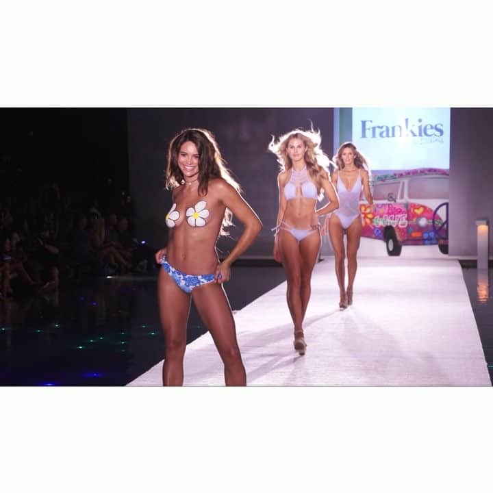 キラ・サントーロのインスタグラム：「Opening clip from the most amazing @frankiesbikinis show yet. Thank you so much @francescaaiello for allowing me to not only open your show, but walk out with you for closing AGAIN❤️」