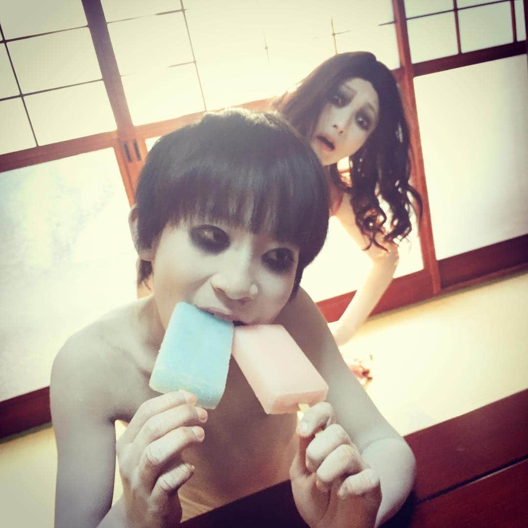 伽椰子と俊雄のほのぼの親子日記のインスタグラム：「あ゛あ゛あ゛あ゛あ゛（おなかこわすぞ）  #昨日は暑かったですね～　#アイス　#夏　#水分補給大切　#貞子vs伽椰子 #まだまだ絶賛公開中 #夏休みは映画館へ！ #あ゛あ゛あ゛あ゛あ゛ #ニャー　#さだかや #sadakovskayako」