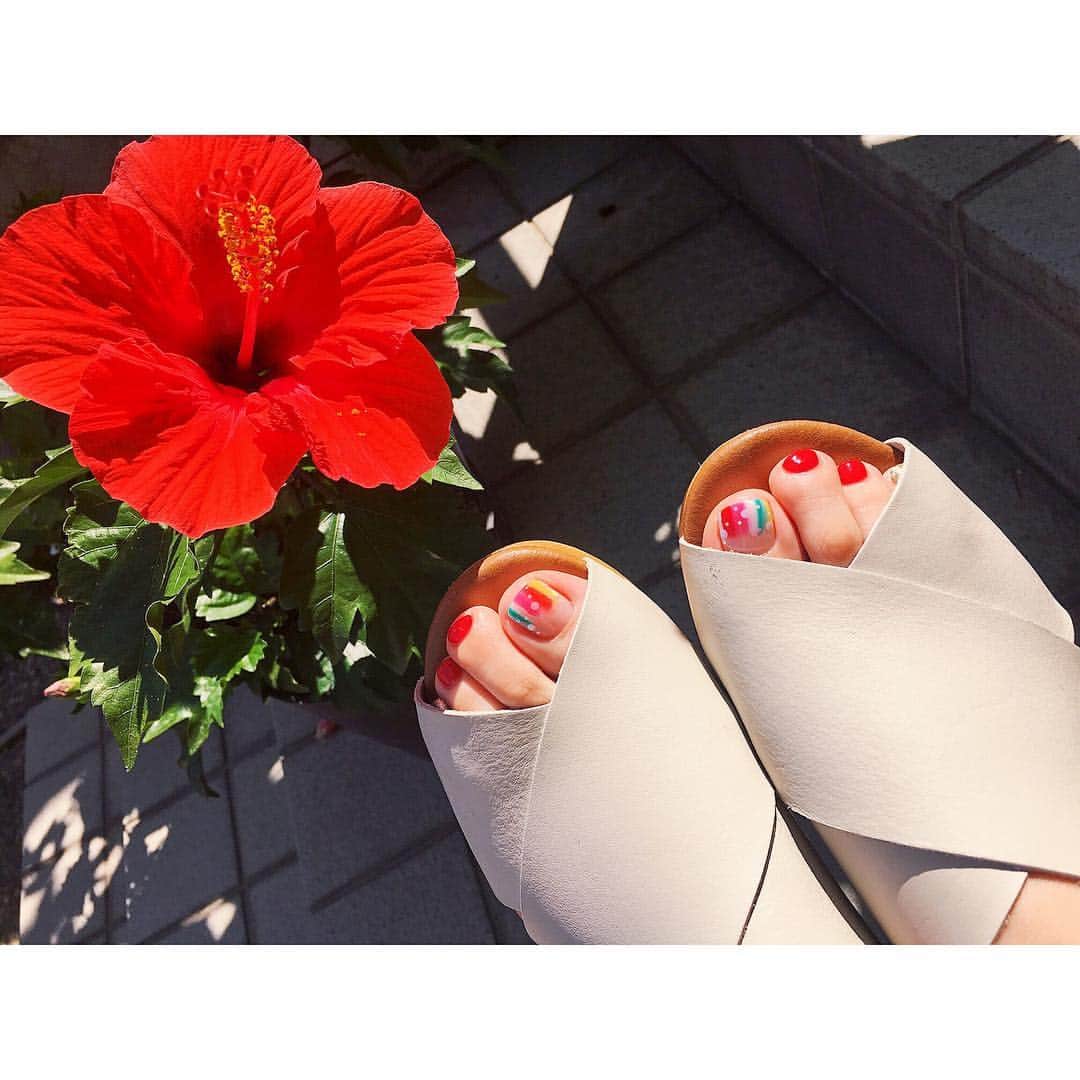 のインスタグラム：「#20160719 New foot nail.🌺 🌈×❤️×🌟=カワイイ サンダル履くのがウキウキする。 みか、いつもありがとう〜〜♫ #ネイル #フットネイル #カラフルネイル #赤ネイル #夏だね #みかの家の前 #ハイビスカス #写真撮りまくる #nails #footnail #colorful #red #summer #mpnail」