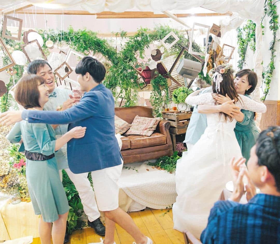 touch_weddingramのインスタグラム：「バウリニューアル＆両親の手紙を終えて家族でハグ🙌 . 泣くのが嫌で手紙を音読するのをやりたくなかったけど😢新郎も両親への手紙を読み上げることを条件に引き受けました！ . 思ってた以上に家族だけじゃなくたくさんのゲストの方が涙してくれて、さっきまでゲラゲラしてたのに空気が一変したのは結婚式の魔法みたいでした✨ . #weddingtbt #バウリニューアル  #両親への手紙 #オリジナルウエディング #カジュアルウエディング #ナチュラルウエディング #会場装飾 #結婚式 #結婚 #ウエディングレポ #結婚式レポ #結婚式小物 #結婚式準備 #卒花 #結婚式会場」