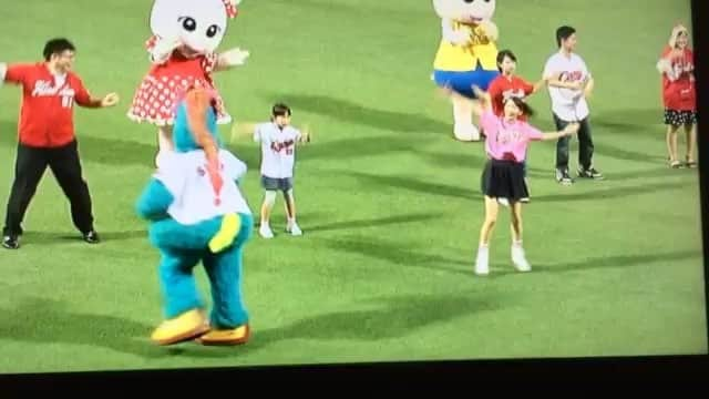 小原春香のインスタグラム：「7月19日のカープの試合でccダンスを踊りました⚾️ グランドに入れて嬉しい❤️ テレビ中継するはずないのに、流れた奇跡👼 ラッキーgirl💛 圧勝で 勝利の女神🗽  明日は大瀬良選手復活✨ #カープ #carp #カープ女子 #大瀬良大地  #新井選手 #鈴木選手 #hirosima #広島」