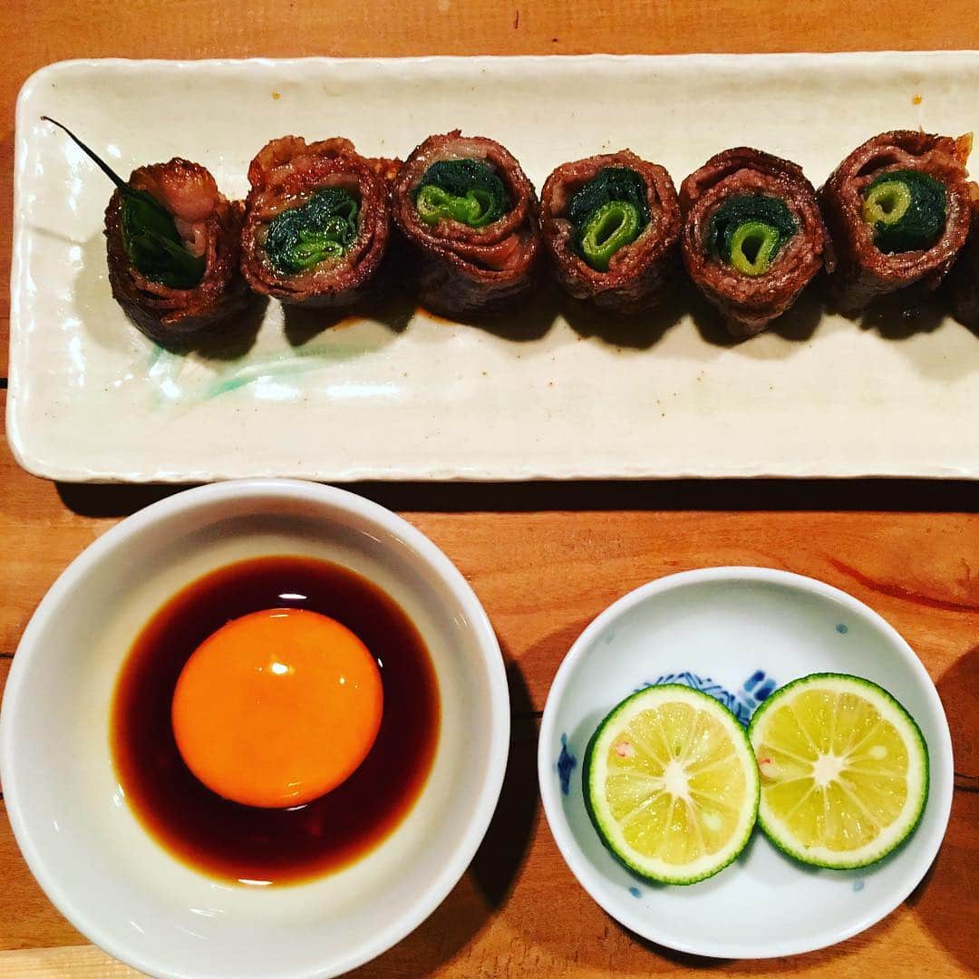 志摩有子さんのインスタグラム写真 - (志摩有子Instagram)「リブロースの九条ねぎ巻き。黄身ダレに浸けて食す。美味しいだけでなく、巻いてあるからさらに嬉しい。  #牛リブロース #九条ねぎ #黄身ダレ #濃厚 #ごはんにかけたい」7月20日 22時18分 - ariko418