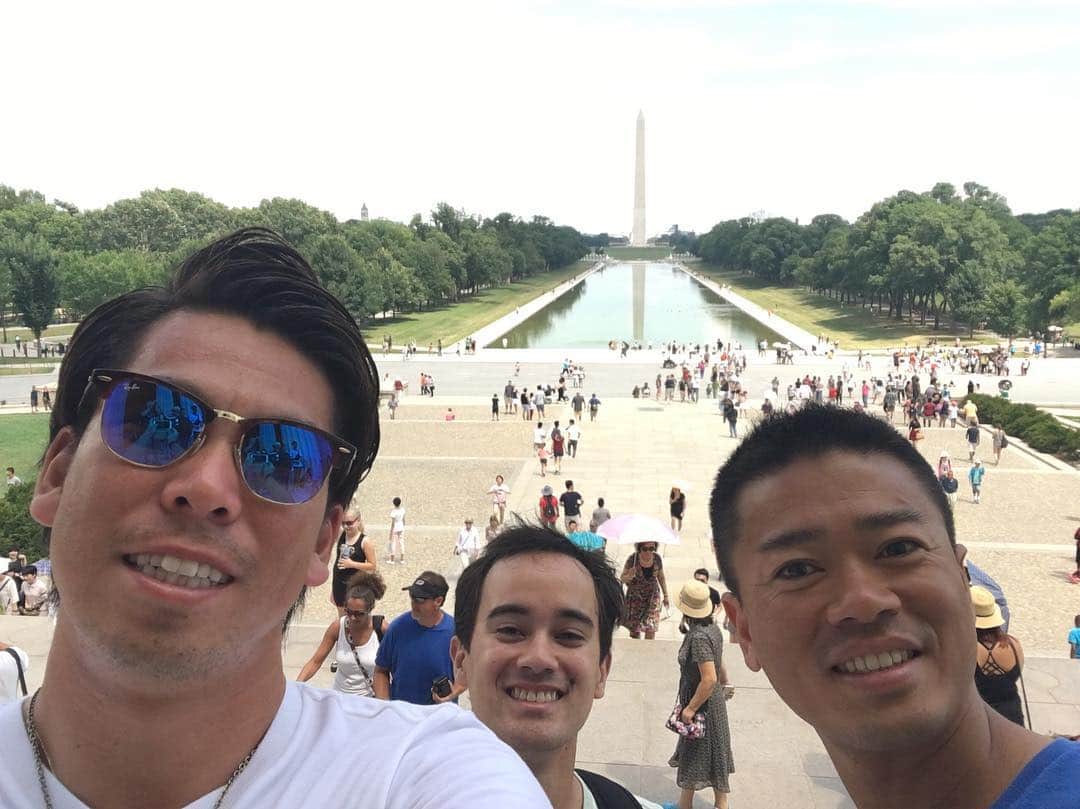 前田健太さんのインスタグラム写真 - (前田健太Instagram)「Washington Monument. ワシントン記念塔🇺🇸散歩シリーズ4⃣ 通訳のウィリーとトレーナーのほまれさんです。 #washingtondc#散歩」7月21日 21時47分 - 18_maeken