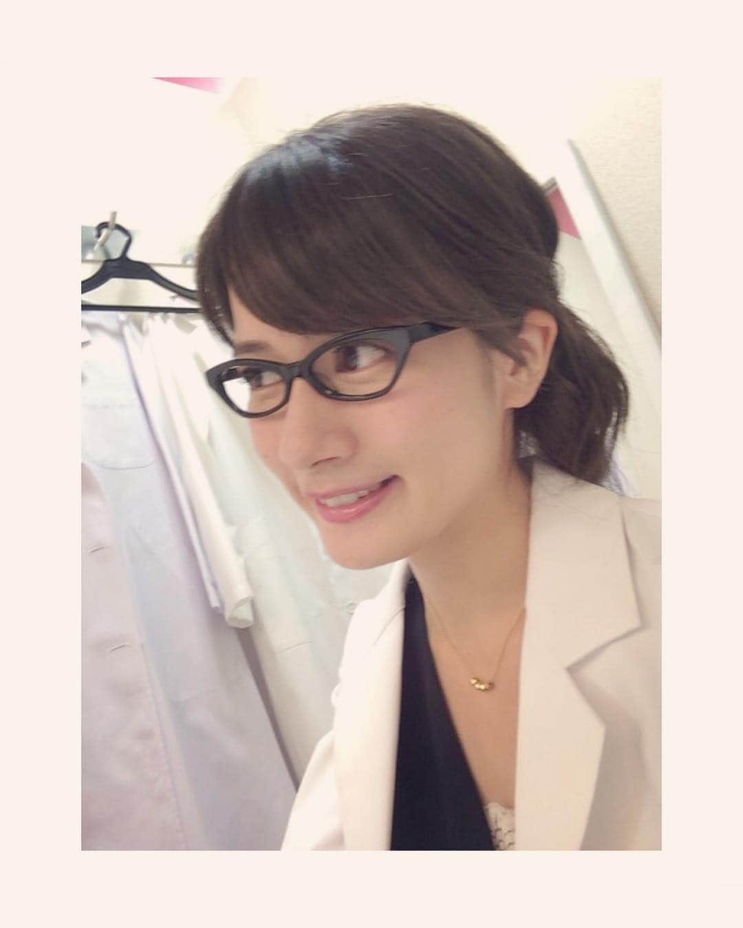 宇内梨沙さんのインスタグラム写真 - (宇内梨沙Instagram)「社内エレベーターで流れる VTRの撮影で白衣とメガネを装着しました😎 出来上がりが楽しみ♬」7月21日 13時46分 - risaunai