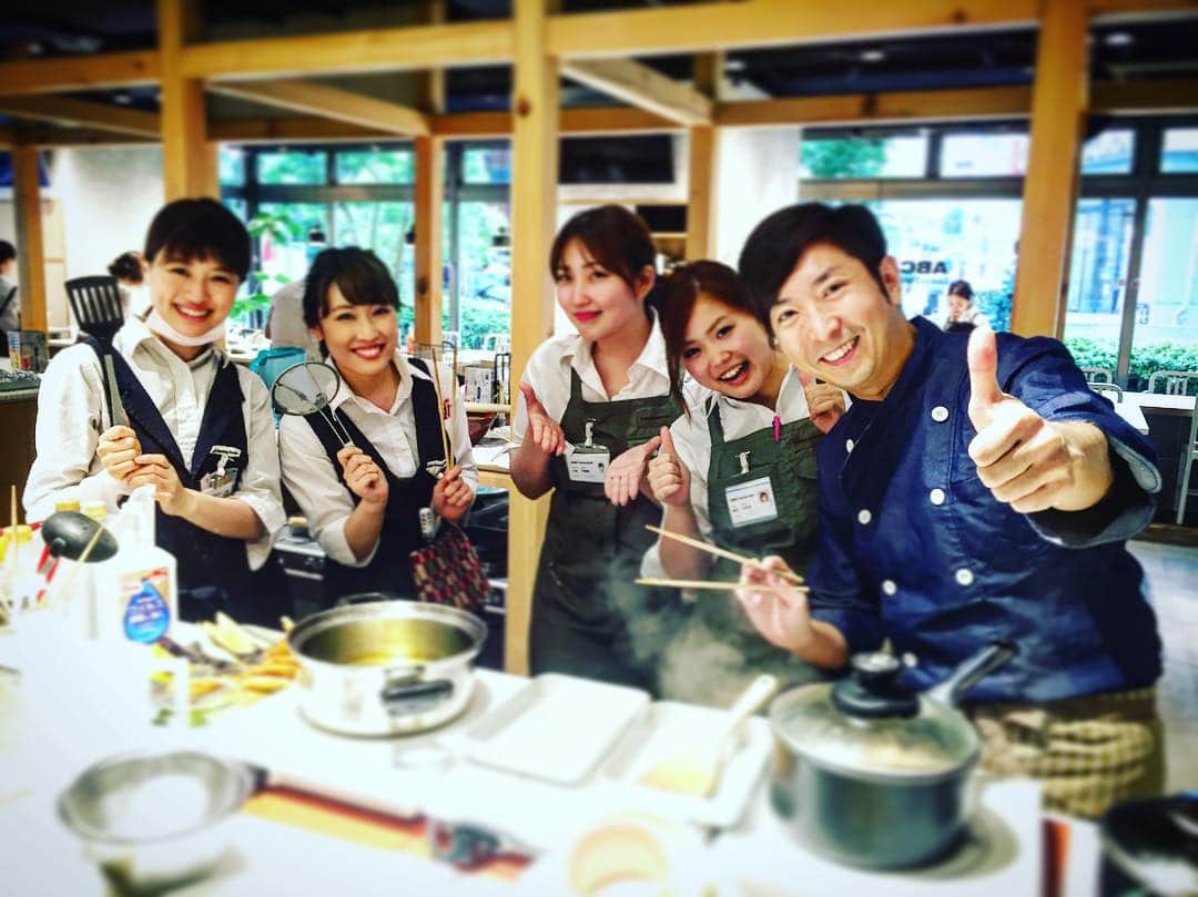 有村昆さんのインスタグラム写真 - (有村昆Instagram)「ABCクッキング渋谷校にて、先生の皆さんと一緒に！  とにかく料理は楽しい〜〜肉じゃがも家で作ってみよう✨✨ #abc #abccooking #abcクッキング #料理 #料理教室 #コックスーツ #コーデ #ootd #outfit」7月21日 16時41分 - kon_arimura