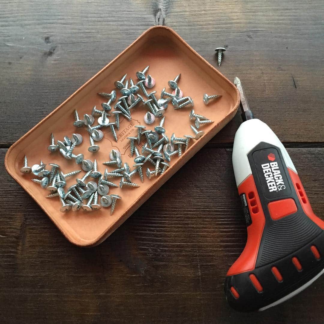 Heritage Leather Co. のインスタグラム：「DIY. #heritageleatherco #leathertray #blackanddecker #diy #ネジはトレイに入れるとなくならない  #道具を大切にする人を職人と呼びたい」