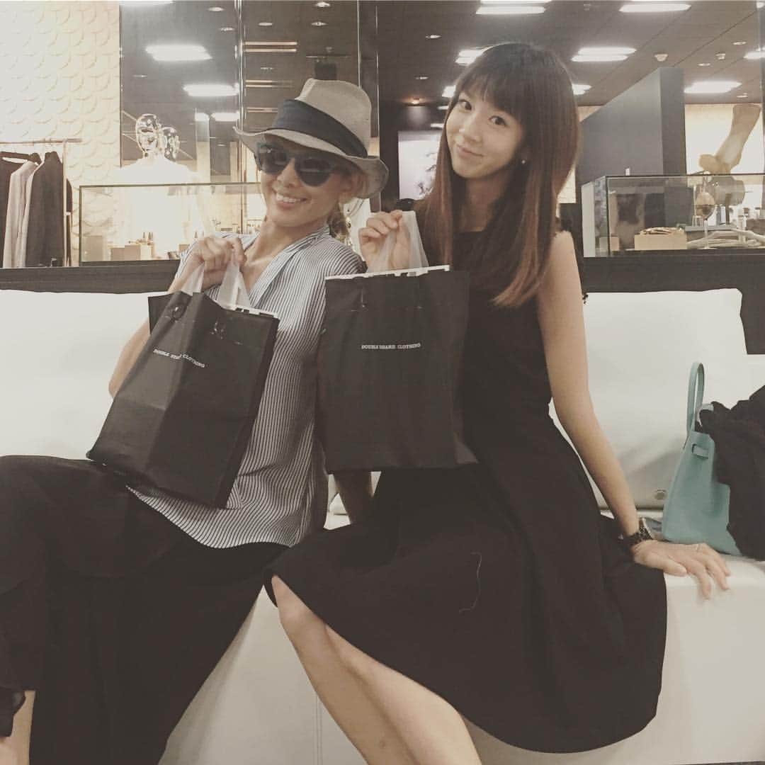 SHEILAさんのインスタグラム写真 - (SHEILAInstagram)「あきちゃんとDOUBLE STANDARDの展示会へ💛 #doublestandard#展示会#ほしのあき#mama#ママ友 あきちゃんブレない可愛いさ😘❤️時間がなくてマッハで見てオーダー💦そんな展示会巡りも慣れましたわ😄 #enjoytime#fashion」7月21日 19時19分 - sheichan16