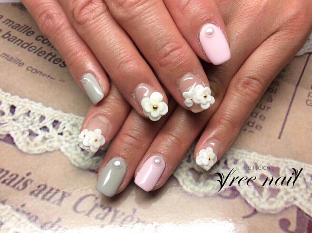 free nail フリーネイルのインスタグラム：「お客様ネイル  3Dネイルお花×ポイントパール💅  #フリーネイル#ネイル#ネイルサロン#サロン#ネイルジェル#ジェルネイル#ネイルデザイン#美甲#指甲#大阪ネイル#nail#nails#nailart#nailfashion#nailsofinstagram#instanail#💅#3d#3dネイル#ポイントパール」