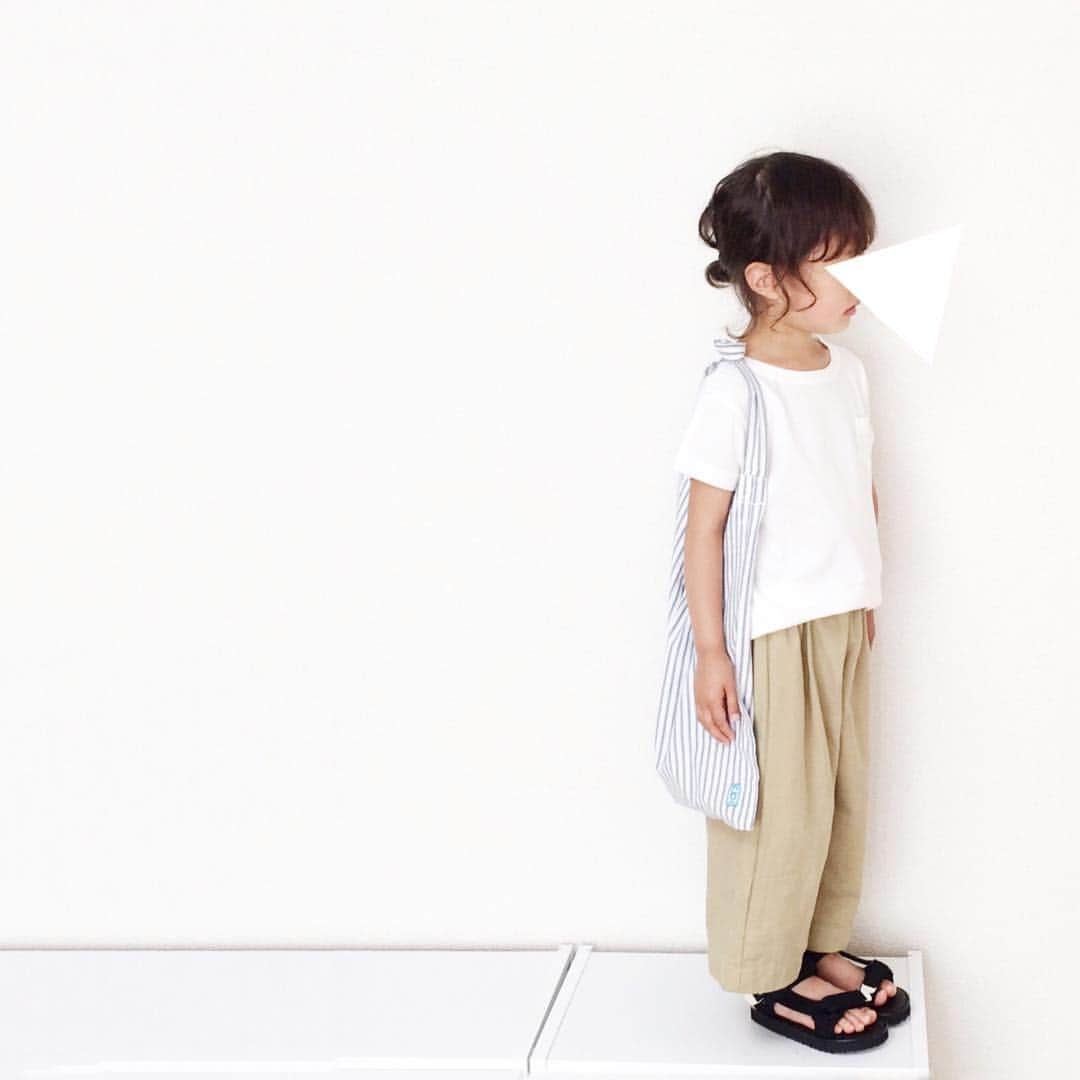 シオリのインスタグラム：「. . まだまだ子供たち風邪ひき中。 . とっても元気なんだけど まだ咳と鼻水と中耳炎が、、 . と、ふと気づいたら、 帰省まで一週間切ってました。 . バスと地下鉄とJRを乗り継いで 空港に着くまで何時間かかるだろう？ . 母一人で子二人連れて行くので 週末には荷物送っておこう〜。 . そしてポータブルDVDプレーヤー 買おうかどうか悩んでます💭 . △ . ポケットT Ampersand #ワイドパンツ #ハンドメイド #ハンドメイド子供服 #子供靴 #サンダル sunnylandscape #トートバッグ #urbanresearch #urbanresearchdoors .」