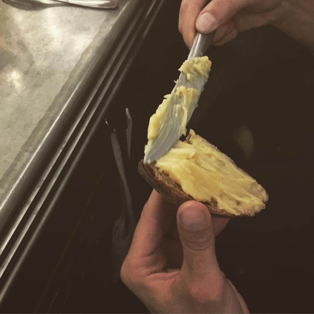 宇多田ヒカルさんのインスタグラム写真 - (宇多田ヒカルInstagram)「Awestricken by how thickly butter is applied to bread by French men. フランス人のバターの厚塗りに立ち会い畏敬の念に打たれる。」7月22日 16時45分 - kuma_power