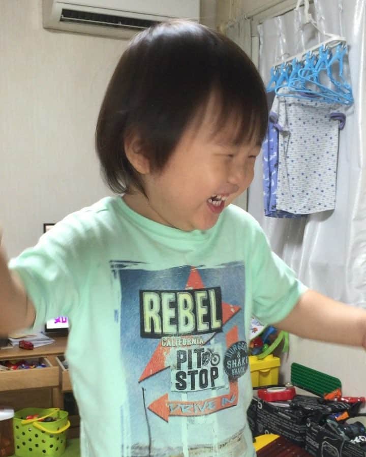 のインスタグラム：「* ダンシングきいちゃん！ * 何がそんなに楽しいの！？笑 ノリノリの音楽が流れると よく踊り出します😆 * * #follow #kids #instakids #TagsForLikes #children #childrenphoto #love #cute #adorable #instagood #young #sweet #like #little #fun #photooftheday #family #baby #instababy #play #happy #smile #instacute #ファインダー越しの私の世界 #幸せ #かわいい #子供 #親バカ部 #親バカ」
