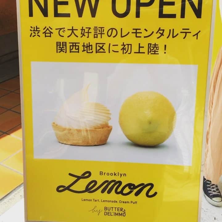 eguchikazuakiのインスタグラム：「神戸ハーバーランドにブルックリンレモン登場‼︎ ソフトクリームにレモンコンフィがついたさっぱりレモンソフトクリーム最高〜🍋🍋 私もがんばって売り子さんします👍😄 神戸の皆様ブルックリンレモン期間限定ですがよろしくお願い致します〜🍋🍋🍋 #delimmo #バター#butter#カフェ #神戸#神戸ハーバーランド#レモネード#ブルックリンレモン#期間限定#レモン#酸っぱい#ゼリー#黄色#イベント#渋谷#関西初#カフェ部#おいしい」