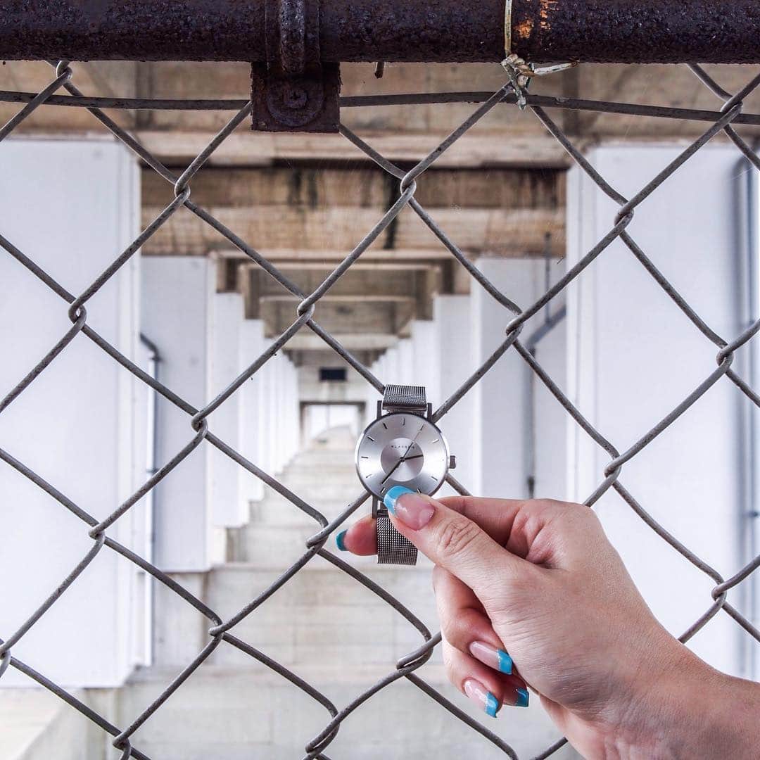 モルのインスタグラム：「✨💃✨ . 時計というのは異性そのものを想起させる。 . . 今回いただいた VOLARE SILVER はまさに都会で働く知的な女性。 . スタイリッシュで仕事もできる彼女は、さしづめチーフディレクターというところだろうか。 . . そんな彼女をパートナーに迎え、ボクの仕事（妄想）もますますはかどりそう✧٩(ˊωˋ*)و✧ . . . というわけでベトナムから帰国したらKLASSE14さんから素敵なプレゼントが届いてました🎁💕 . クーポンコード「mscape」で購入頂くと12%offになります٩(ˊᗜˋ*)و . http://klasse14.com/ja/shop/ . @KLASSE14 #OrdinarilyUnique #KLASSE14 #watch #ウォッチ . .」