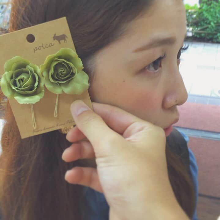 touch_weddingramのインスタグラム：「女性ゲストみんなには髪飾りを用意♡ . アンティークなカラー3色(グリーン、ピンク、イエロー)のお花の素材は、浅草橋で買いました🌼本当はおそろいのイヤーカフにしたかったのですが、予算と在庫がなかなか揃わず、髪飾りに。ゲスト用のアイテムって、引出物の予算に入れるかどうか結構悩みました。 . 全然関係ないですがポケモンGOにまさかのハマりまくりです（笑）今日1日で2回充電が切れました（笑） . #weddingtbt #おそろいアイテム  #ゲスト用 #オリジナルウエディング #カジュアルウエディング #ナチュラルウエディング #会場装飾 #結婚式 #結婚 #ウエディングレポ #結婚式レポ #結婚式小物 #結婚式準備 #卒花 #結婚式会場」