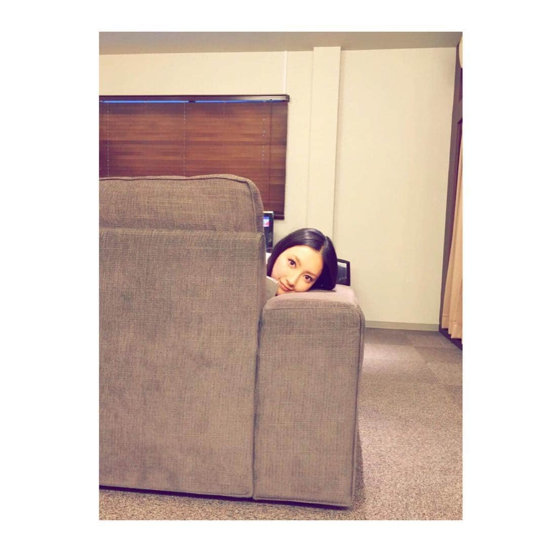 菜々緒さんのインスタグラム写真 - (菜々緒Instagram)「ソファには背もたれの方を向いて膝を抱えて必ず寝る。車で寝るときも。それを目撃された今日の控え室🙈」7月22日 23時26分 - nanao_official