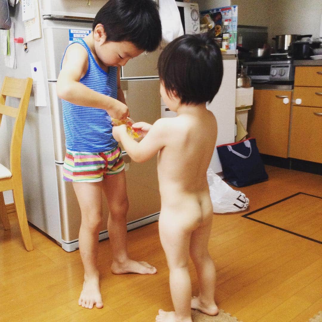 青木真也のインスタグラム：「グミを分け合う兄弟。次男は井手らっきょスタイル。」