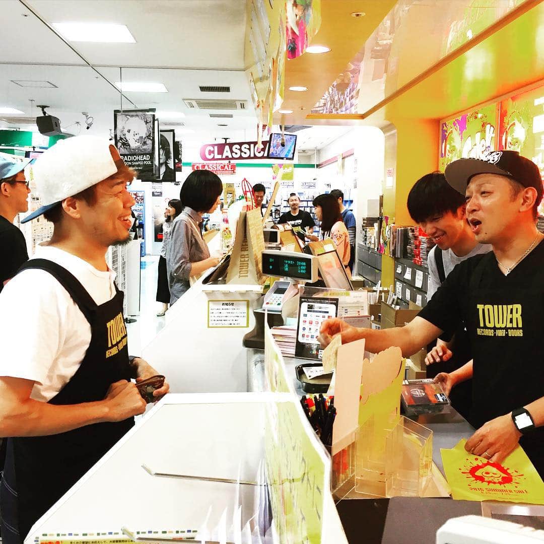 タクマ さんのインスタグラム写真 - (タクマ Instagram)「"タワレコ店員のNAOKIからアンテナラストを買うタワレコ店員TAKUMA"の図。 #アンテナラスト #10FEET京都タワレコ店員お手伝い（奥の方にコウイチ 笑 ジワる）常に笑の神が降臨する巨匠コウイチ。鼻溝にタグ @kouichi1975」7月23日 3時07分 - takumamitamura