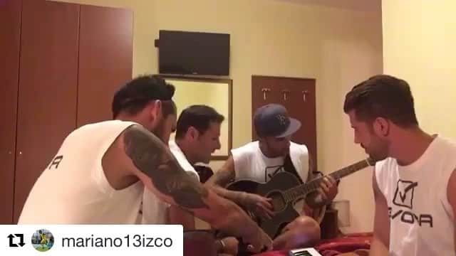 マッシモ・ゴッビのインスタグラム：「#Repost @mariano13izco with @repostapp ・・・ La band continua a registrare...cover Love Yourself @justinbieber @massigo18 @castrolucas19 @nicospolli2  #ChievoVerona #SerieATim #precampionato」