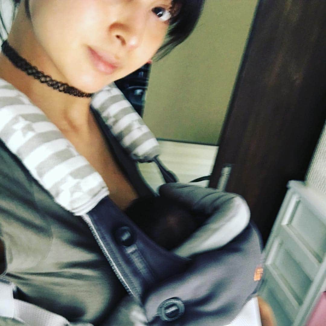 加藤夏希さんのインスタグラム写真 - (加藤夏希Instagram)「抱っこ紐の練習😊お外にはまだ出られないけど💦 #産褥期 #床上げまであと少し #首元にあるヨダレカバーみたいなの距離的にまだ必要なかった」7月23日 7時37分 - natsukikato_official