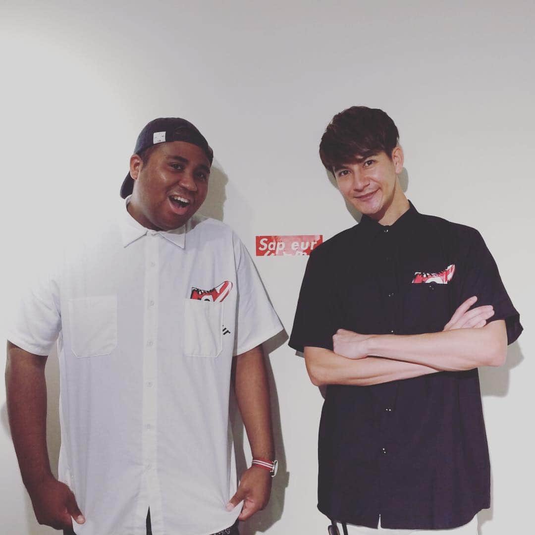 アントニーのインスタグラム：「sapeur×JOY×ANTHONY  #Sapeur  #thesapeur  #joyトニー  #JOY君もサプールポケットスニーカーシャツ！ #イエーイ」