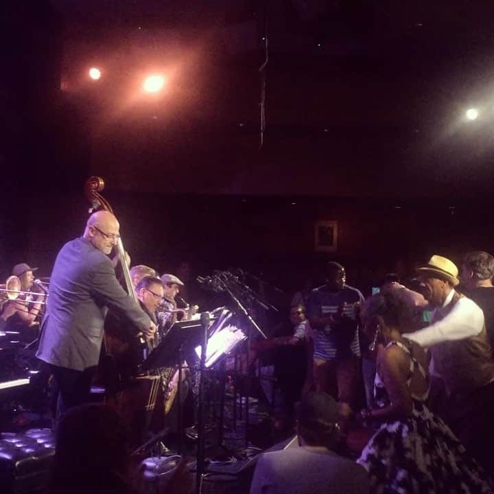 彩星りおんのインスタグラム：「swing night💋 深夜でも大盛り上がり👗✨ #jazz #swingnight #nyc #newyork #jazzatlincolncenter #これ深夜1時過ぎてます #この後ダンスフロアーに果敢に参戦」