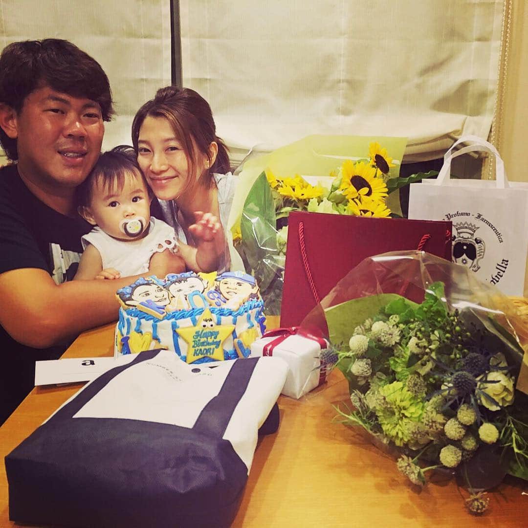 加織のインスタグラム：「独身の時みたいに派手なお祝いはできなくなったけど、家族って本当にいいもんだなーって改めて思わされた、31歳のお誕生日でした❤️ パパ&むすめ、お祝いしてくれたお友達に… #thankyou💋💋💋 #mybirthday #family #friend #love」