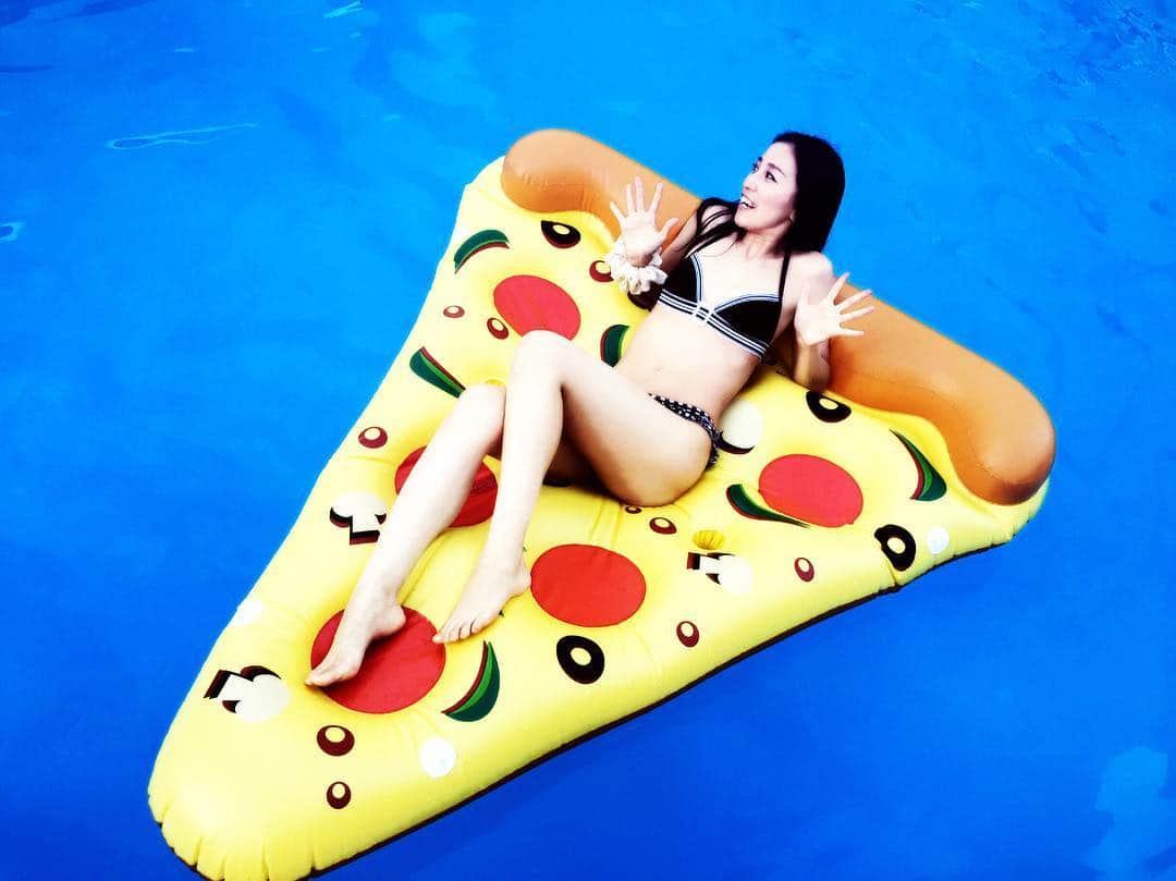 来栖あつこさんのインスタグラム写真 - (来栖あつこInstagram)「ザーピーにのーるー🍕  pizza Part❶  #pizza #ピザ  #一番この浮き輪が安定感あった  #pool  #パリピではありません  #ポケモンもやりません  #あつこの夏2016  #ナイトプール #nightpool  #私達以外こんな遊びしてる女子いなくてプールというより撮影会みたいになってた  #プールに来たのにプールに入らないとか不思議過ぎるっしょ  #泳ぐっしょ  #ピザで浮くっしょ  #kaoriカメラマン  #수영장  #수영복 #水着 #Costumidabagno #Maillotsdebain #swimwear #summer」7月25日 0時03分 - atsukokurusu