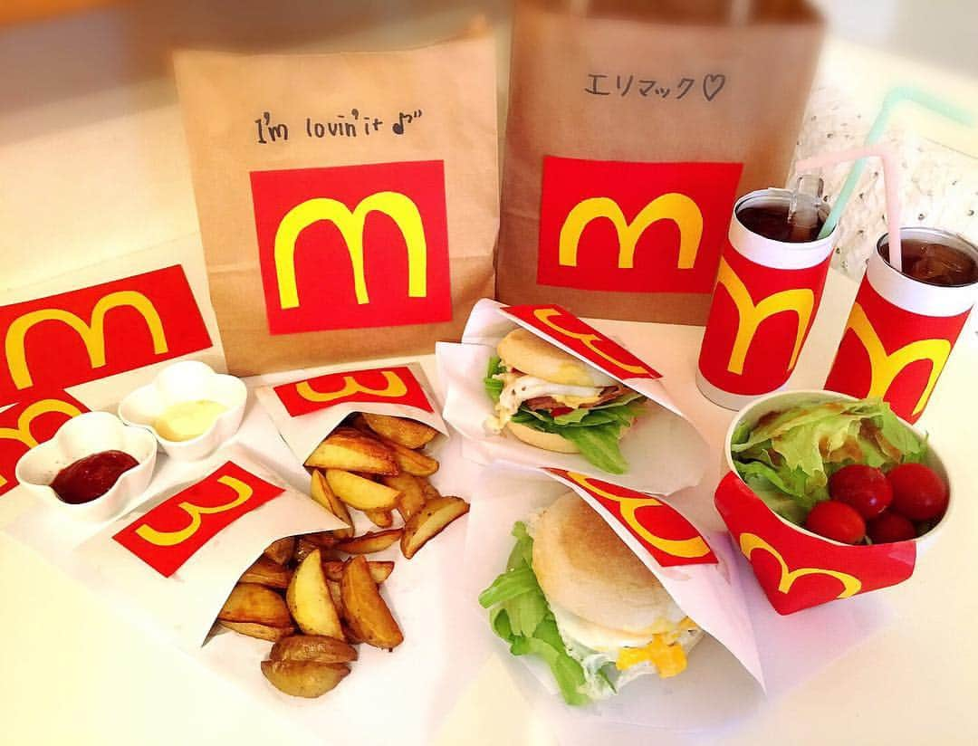 中村江莉香さんのインスタグラム写真 - (中村江莉香Instagram)「#裏エリマック 🍟🍔笑💕 #今日のランチ#エリマック#cooking 🍴 #手作りバーガー 今回は#イングリッシュマフィン に♡♡#手作りポテト も#ジャガイモ にしましたっ😚🙏✨紙袋以外また#チョキチョキ#工作 頑張ったよん🤓💕笑 #手作りハンバーガー#クッキング#マック #リクエスト頂きました 笑❤️#家飯#自炊 #マクドナルド#朝マック#裏マック#マクド #erica_cook#おうちごはん#手作り#おうちカフェ」7月24日 17時54分 - erica_nakamura