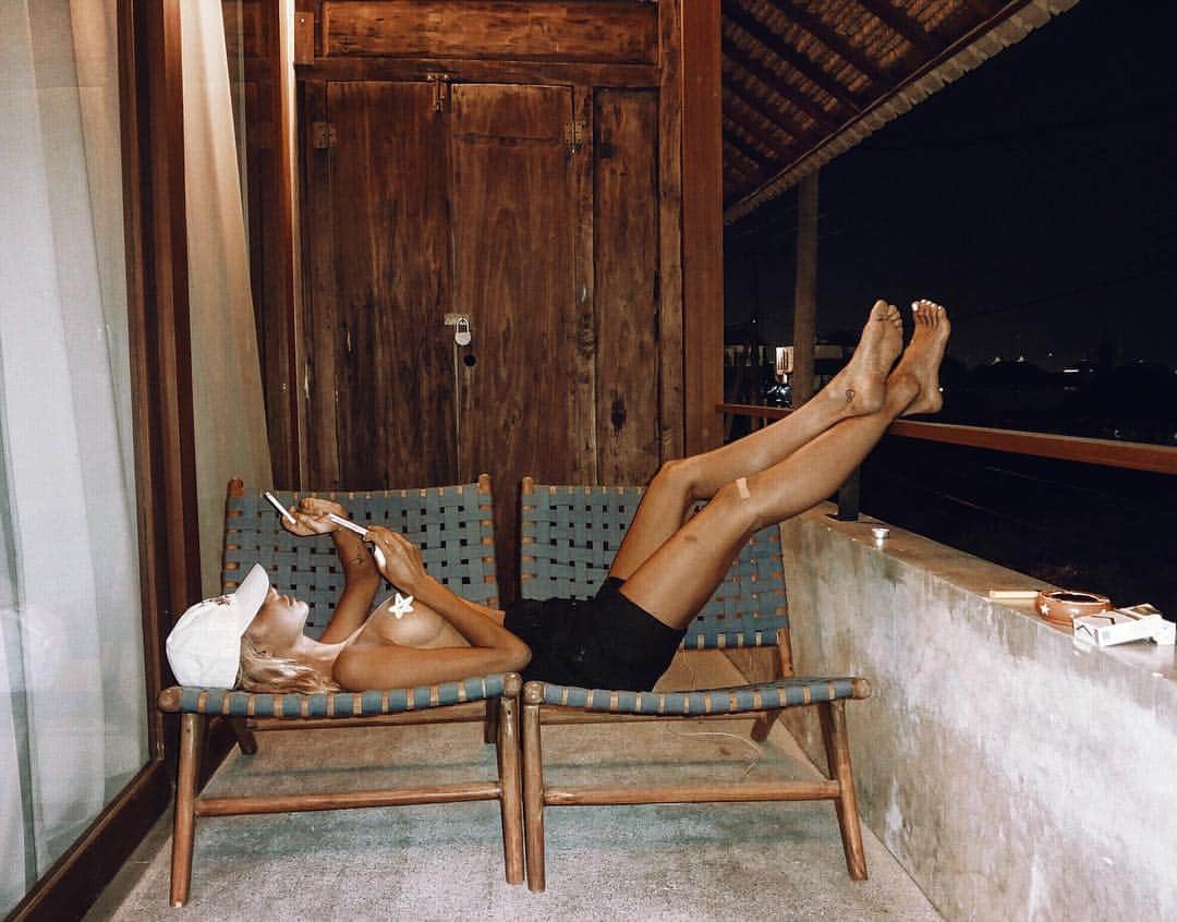 サハラ・レイのインスタグラム：「BALI NIGHTS-what dreams are made of ✨🙋🏼✨👉🏻humidity, not wearing tops, bruises, scars, knee band-aides &  a gallon of of mosquito repellent 🌴」