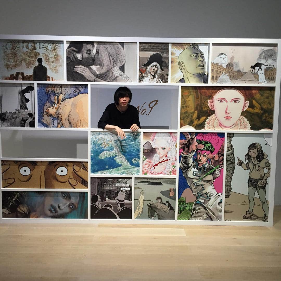 米津玄師のインスタグラム：「No.9展。内覧会の日に尊敬する漫画家さんたちと少しだけ話をすることができて嬉しかった。がんばろう。」