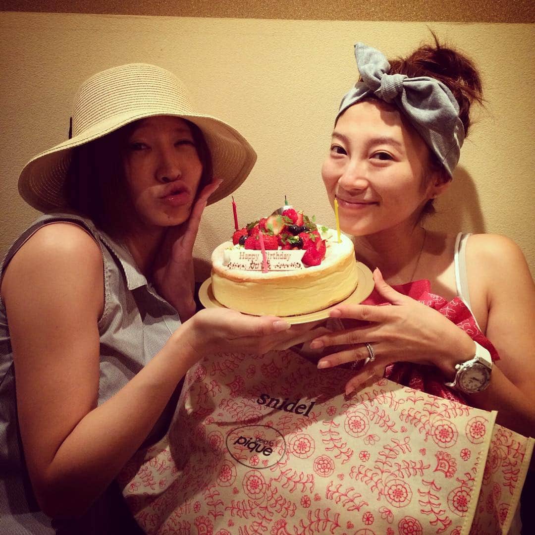 加織のインスタグラム：「honeyちゃんにお祝いしてもらっちゃった🍰❤️ わーい❤️ #thankyou💋💋 #birthday」