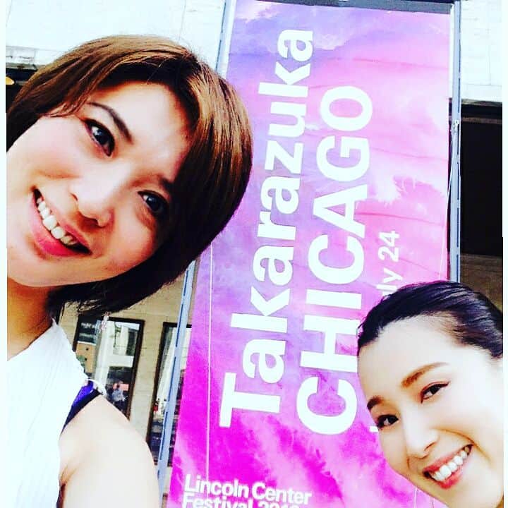 のインスタグラム：「CHICAGO Takarazuka千秋楽 見てきました！ 一個下の、りなちゃんと旦那様と 一緒に☆ 初日に見て、感動したので もう一回見たいー！ と無理矢理ご一緒してしまいました！ ディナーも一緒にさせてもらって 楽しかった(^-^) もう千秋楽で皆さんが 帰ってしまうのが寂しいです(;_;) 皆さん、今日も本当にステキでした！ このショーが見納めと思うと残念ー 全員でやる燕尾、しびれたー その回でキャストじゃない方も ショーには出たので、 宝塚ファン的に 目が幾つあっても 足りないぜ！ ってなりました(笑) 特に、雪組下級生時代に背中を ずっと見ていた、 コムさん、ちかさんの燕尾服姿に 胸が熱くなりましたっ ステキな時間を ありがとうございました！！ #chicago  #takarazuka  #final  #lincolncenter  #davidhkochtheater  #朝海ひかるさん #水夏希さん #元雪組トップスター #大変お世話になりました #師匠 #一緒に観てくれた #彩星りおんちゃん #とってもステキな奥様 #うらやましいぞっ #しまった #たにさん #のポスターとも撮ろうと思ったのに #撮り忘れた… #そうだ #thankyou  #over7000 #こんなにたくさんの人に見てもらえるなんて #感涙」