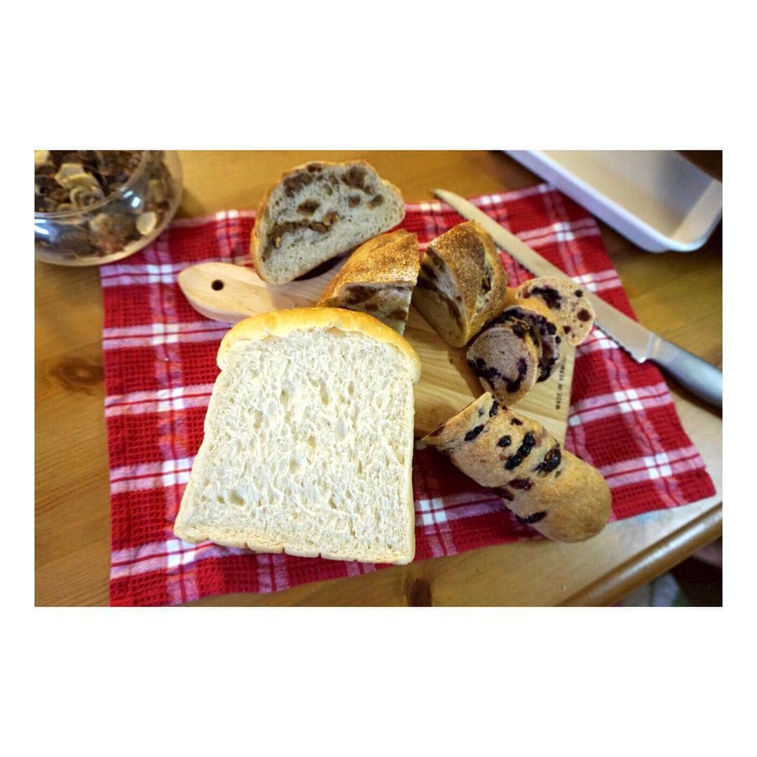 木南晴夏さんのインスタグラム写真 - (木南晴夏Instagram)「先日頂いたパンたち。 またも頂き物のカッティングボードに載せて。  木のカッティングボードって Instagramで見てて オシャレだなぁー と思ってたから ナイスギフトすぎる🎁  パン載せすぎて あんま見えてないけど😂  #🍞 #エムサイズ #天然酵母」7月25日 14時26分 - kinamitopan
