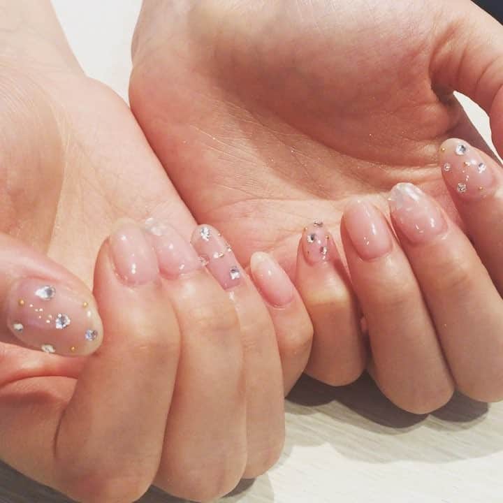 湯浅喬子のインスタグラム：「CherishでNew nail💎 スワロフスキー♡キラキラが残るようなコーティングにしてもらってるよ💅 Thank you Marie san😘 #nail #new #スワロフスキー #ネイル #cute」