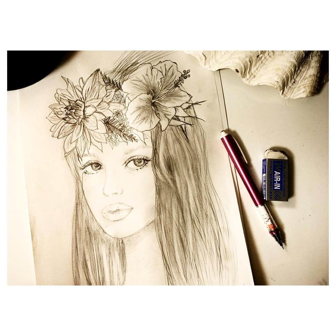 三船美佳さんのインスタグラム写真 - (三船美佳Instagram)「🎨 久しぶりに絵を描いてみた😊 アウトプットってゆーのか 気持ちのモヤモヤが スッキリする😃 #ストレス解消 #output#stressfree#hulagirl#hibiscus#dalia#mifunemikart#三船美佳rt」7月25日 15時52分 - mikamifune_official