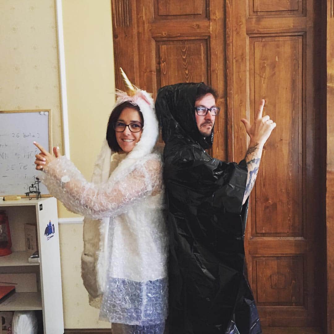 のインスタグラム：「Our Happiness Engineers in their bowtied raincoats and bubble wrap unicorn costumes, ready to deliver some joy. :) #office #surprise #bubblewrapcostume #team #happymonday #officelife #unicorn」