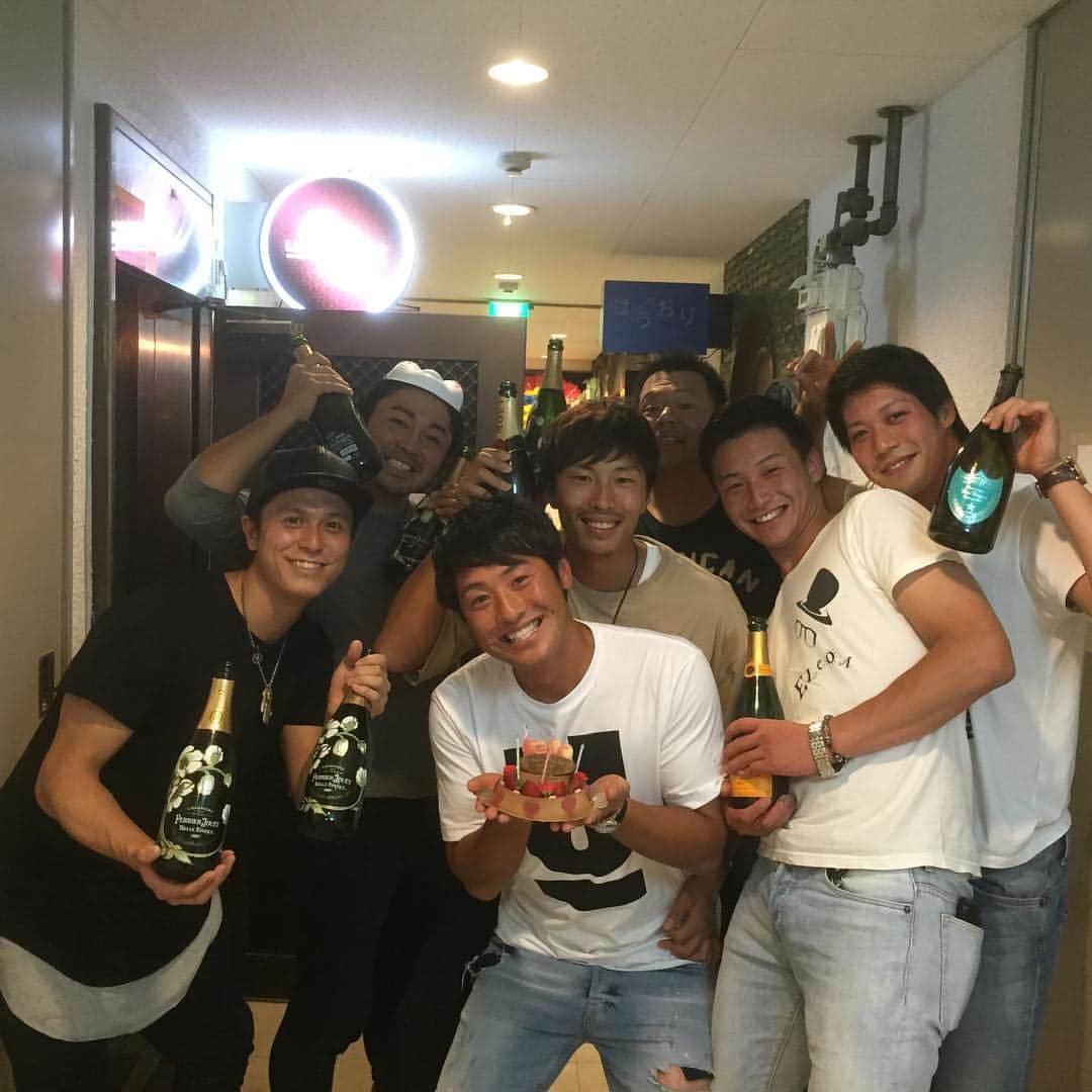 荒木貴裕のインスタグラム：「お祝いしてもらいました☆ ありがとうございます^ ^ #29 #自分からアピールした #感謝 #ちなみに原泉も誕生日」