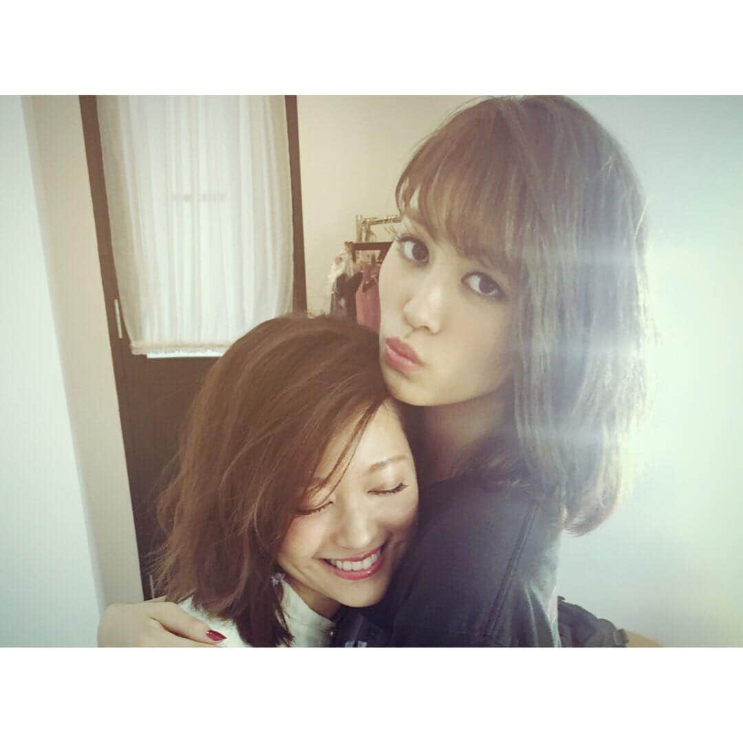 chayさんのインスタグラム写真 - (chayInstagram)「普段は妹みたいな楓ちゃんだけどこれお姉ちゃんみたいだね😊 #egirls#happiness#楓」7月26日 17時50分 - chay1023_official