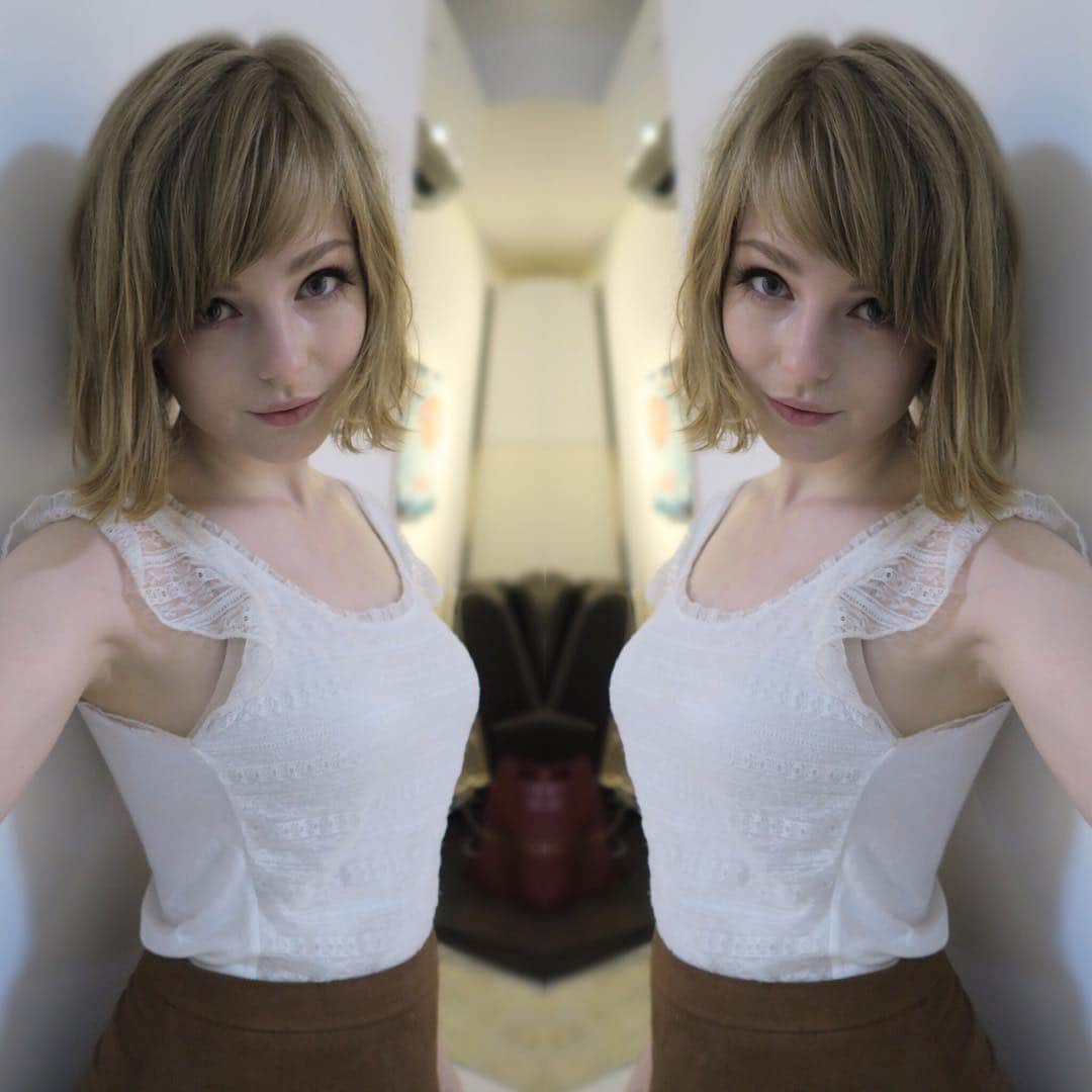 Ella Freyaのインスタグラム：「Hi ✌🏻️」