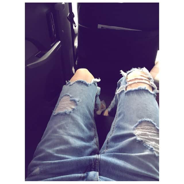 福田沙紀さんのインスタグラム写真 - (福田沙紀Instagram)「ダメージデニムがなんとなく好きで 少しずつダメージデニム集めてたんだけど ついに最初からのデザインが 左膝こんにちわ状態のデニムさんまで来た。 #慣れって怖いね#denim#シューズはポインテッドトゥパンプス」7月27日 17時11分 - sakifukuda_official