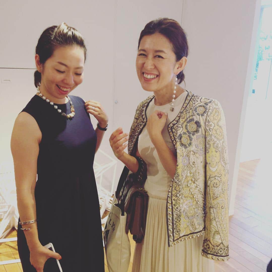 光野桃さんのインスタグラム写真 - (光野桃Instagram)「ボンマジック展示会4 「インモノクローム」のロングピアスと、バロックパールと色石のネックレスをつけて可愛いふたり。  #ロングピアスはペアで14万円 #シンプルなワンピースに個性的なネックレスがいい #編集長と川良さんありがと #ボンマジック  #bonmagique」7月27日 17時28分 - mitsuno.momo