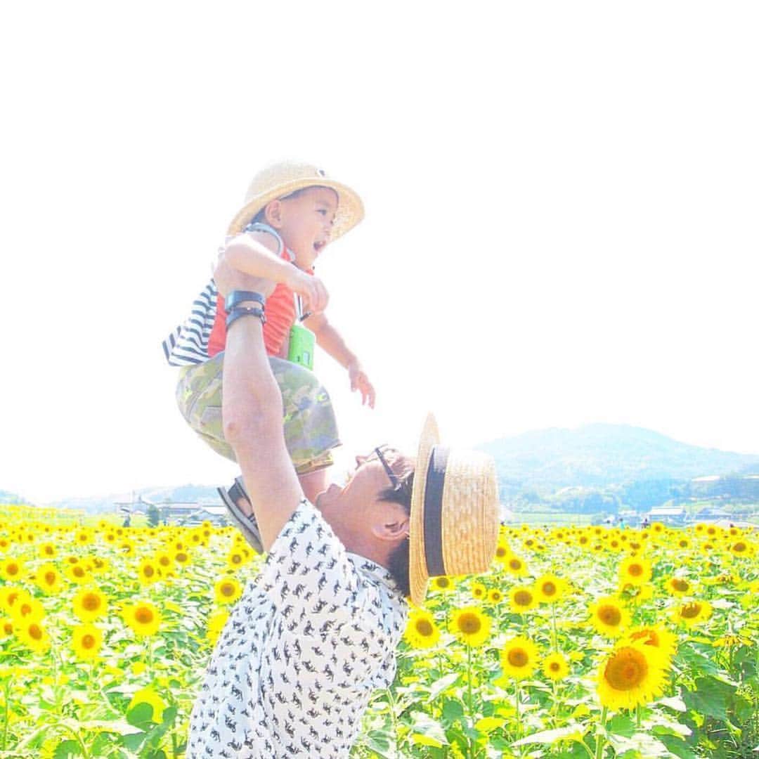 Gainerのインスタグラム：「📷 by @sa_chibi 「僕の大好きな黄色が沢山！🌻」 ・ 夏はいつも家族みんな麦わら帽子をかぶってお出掛けしているそうです👒 素敵なご投稿、ありがとうございました！ ・ また、ただいま進行中のプレゼント企画 第４弾"夏スタイル・父子ファッション"の投稿締切は本日です✨ 最終日、素敵なご投稿をお待ちしております！！ ・ #gainer_mag ・ #ootd_kob #リンクファッション #リンクコーデ #親子コーデ #親子リンク #パパ #パパと娘 #パパと息子」