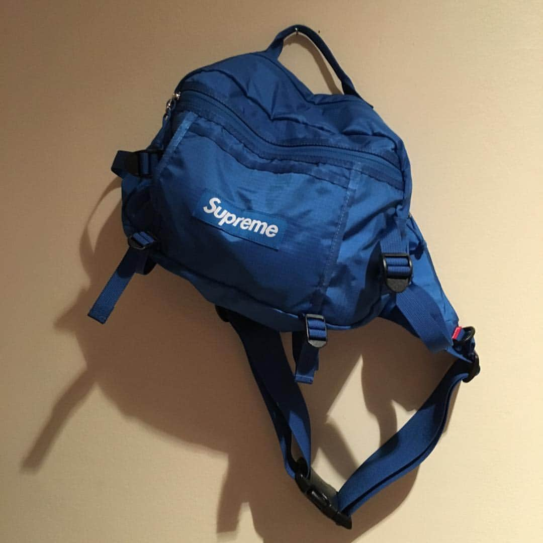 ア ベイシング エイプのインスタグラム：「Supreme Shoulder Bag; 10/10 Brand Freaking New; Be like all the cool new rappers and grime stars!! #skepta #shutdown #mans」