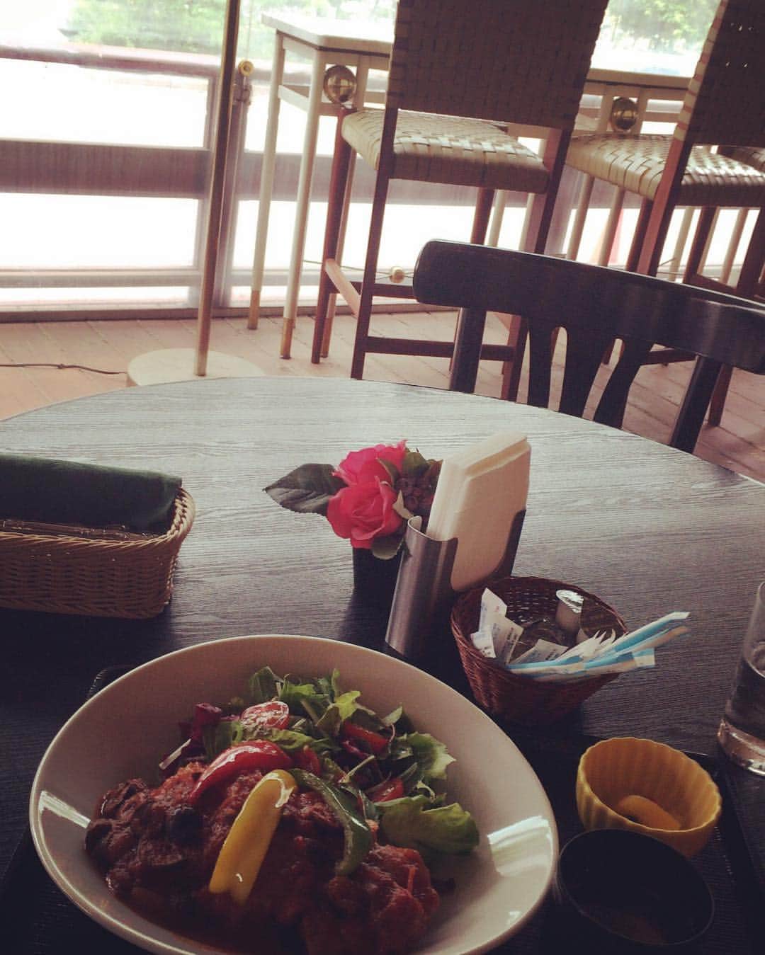 伊沢千夏のインスタグラム：「#テラスでランチ #優雅 #蝉の声すごい #lunch  #午後も頑張ろう」